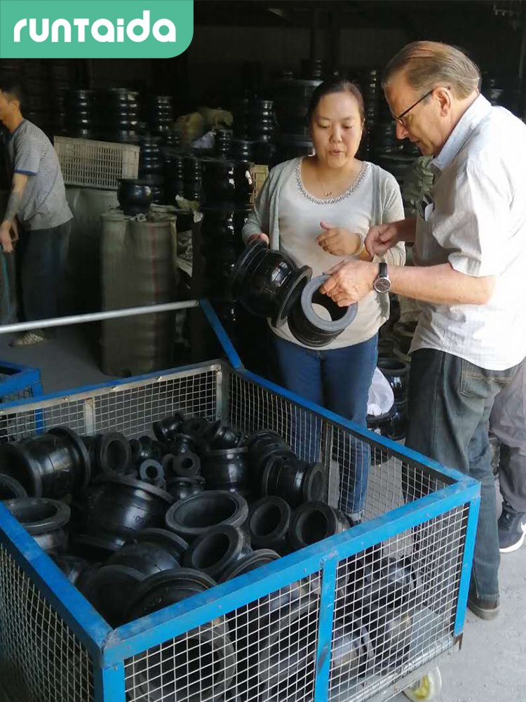 橡（xiàng）膠軟接頭國外客戶訪廠驗貨